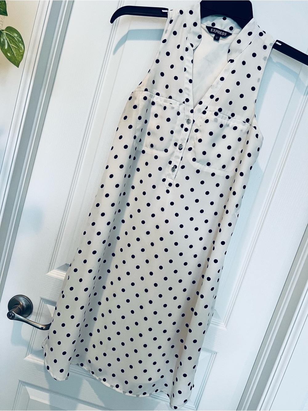 Express White/Black Polka Dot Shift Dress V-Neck Sleeveless Pockets Knee XS